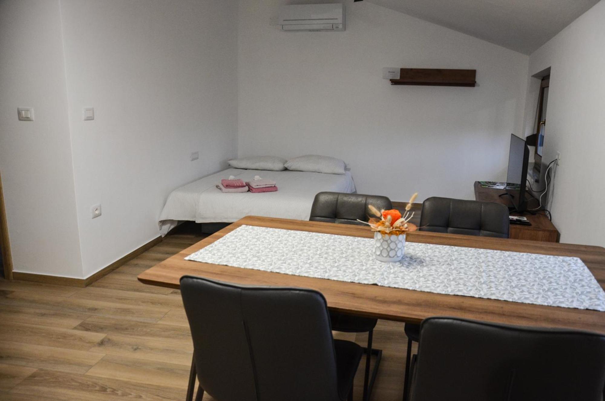 Apartmaji Tanto Malovse Crnice ภายนอก รูปภาพ